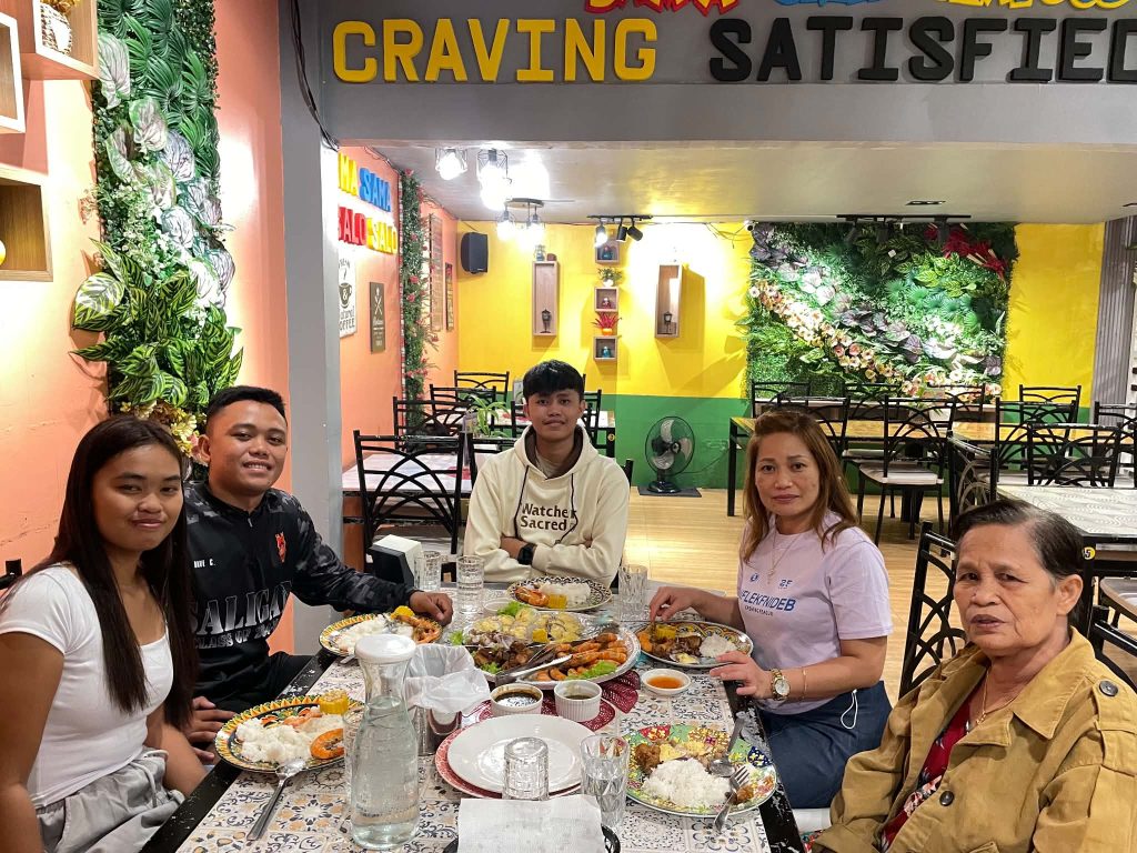 Craving satisfied! Post-graduation dinner with the fam 🦀✨